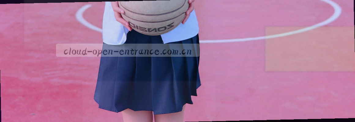 一位撰稿人倚窗凝视键盘与屏幕